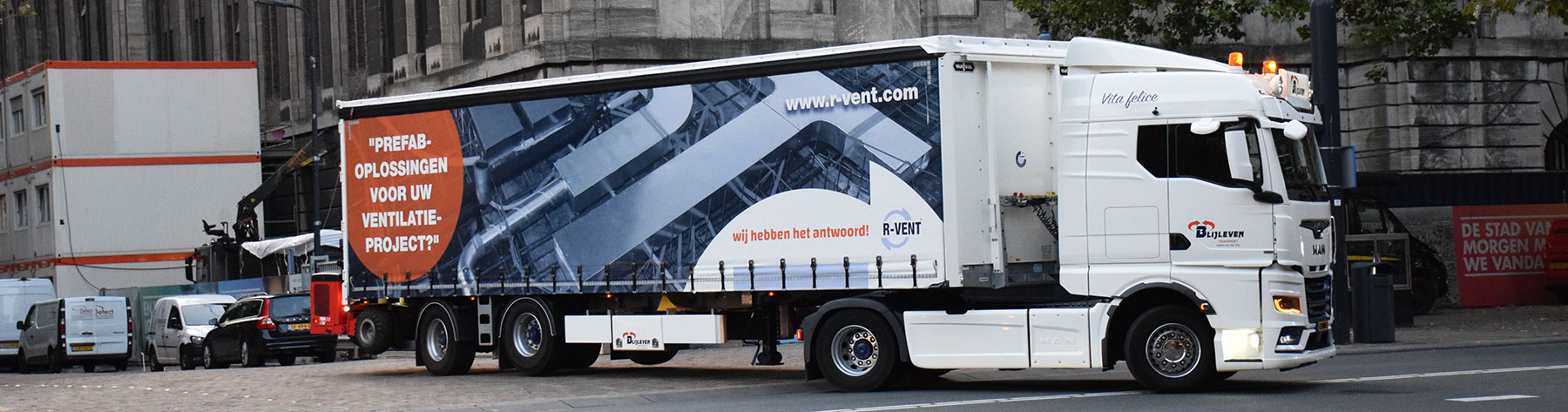 Vrachtwagen van R-vent op de weg